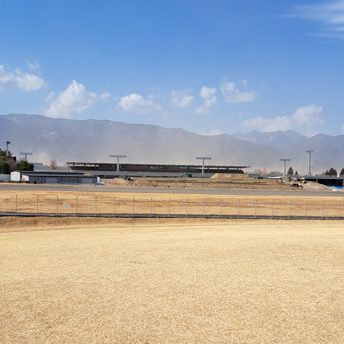 強風の中の散歩 長野板販 松本営業所のブログ 写真2