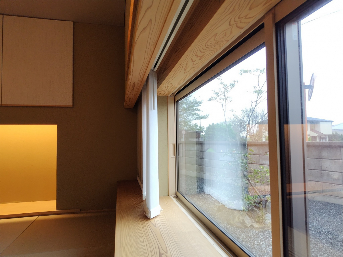 TAKAOZAIMOKUのスッキリ和室の窓の納め方の施工後の写真2