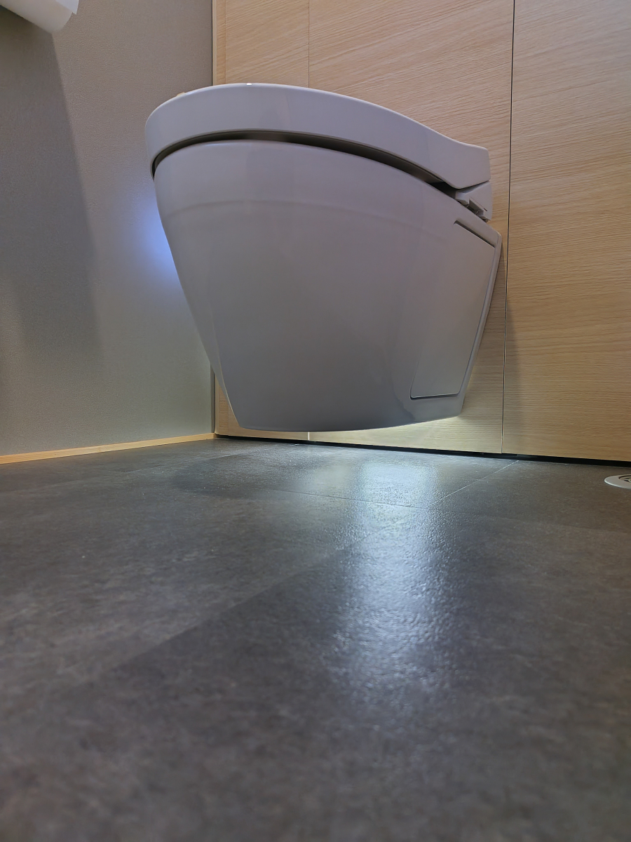TAKAOZAIMOKUのトイレに横滑り出し窓を採用させてもらいました。の施工後の写真1