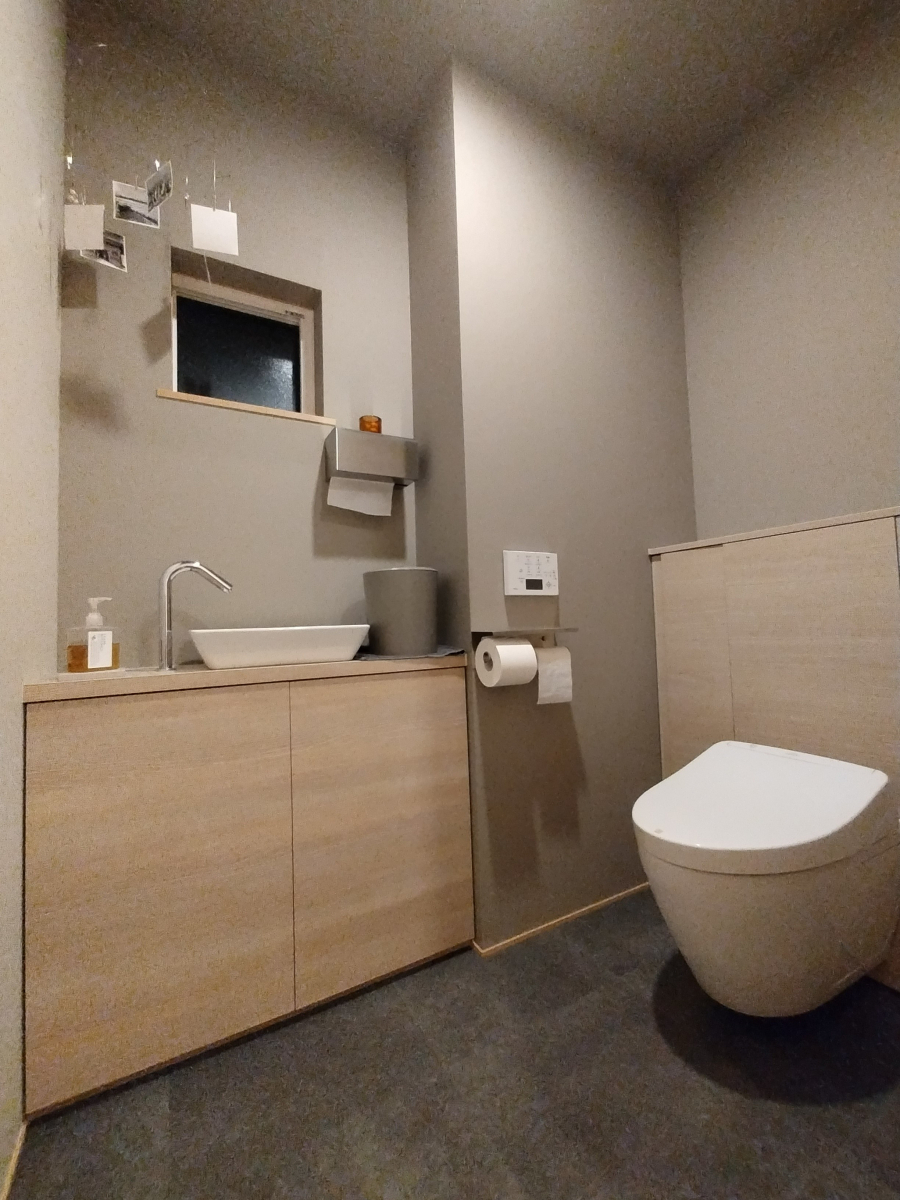 TAKAOZAIMOKUのトイレに横滑り出し窓を採用させてもらいました。の施工後の写真2