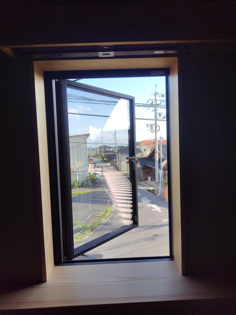 TAKAOZAIMOKUの寝室の縦滑り出し窓の施工後の写真2