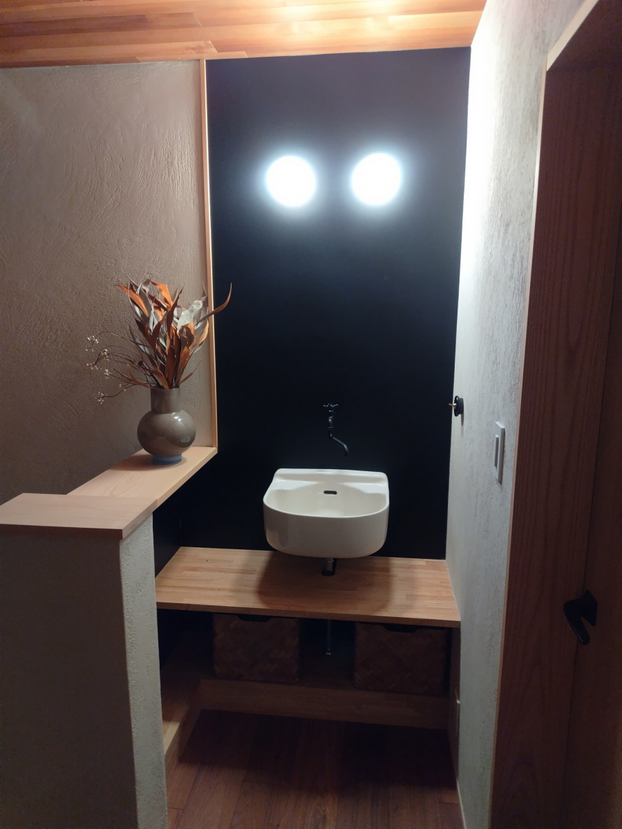 TAKAOZAIMOKUの2階の簡易手洗い兼水汲み場の施工後の写真1