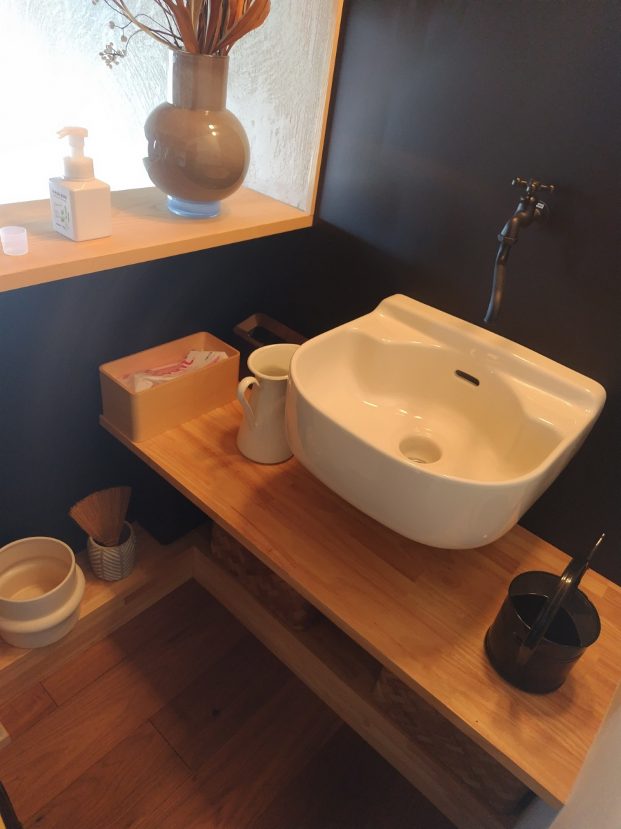 TAKAOZAIMOKUの2階の簡易手洗い兼水汲み場の施工後の写真3