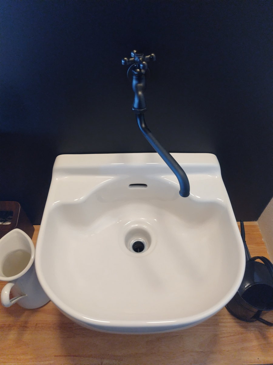 TAKAOZAIMOKUの2階の簡易手洗い兼水汲み場の施工前の写真2