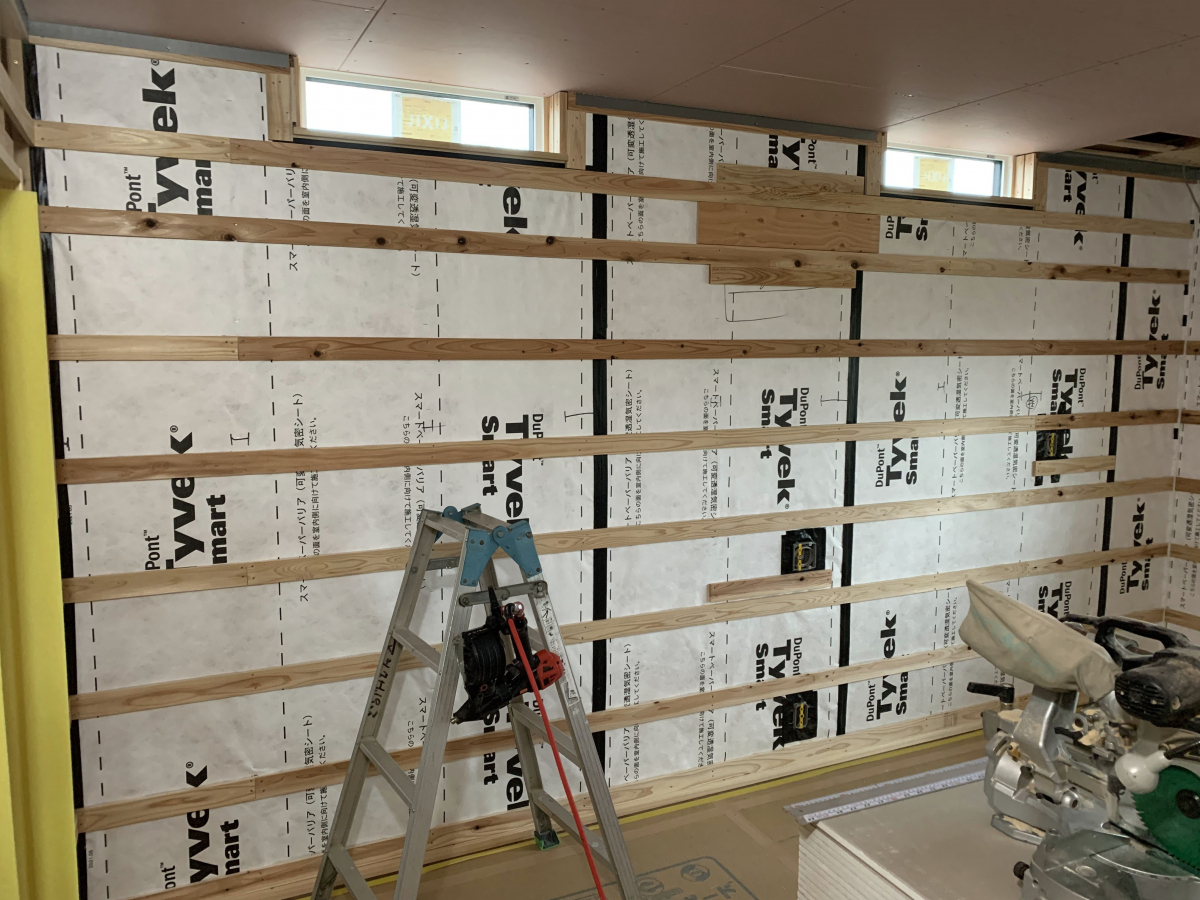 TAKAOZAIMOKUの天井と窓が一体納めのFIX窓の施工前の写真2