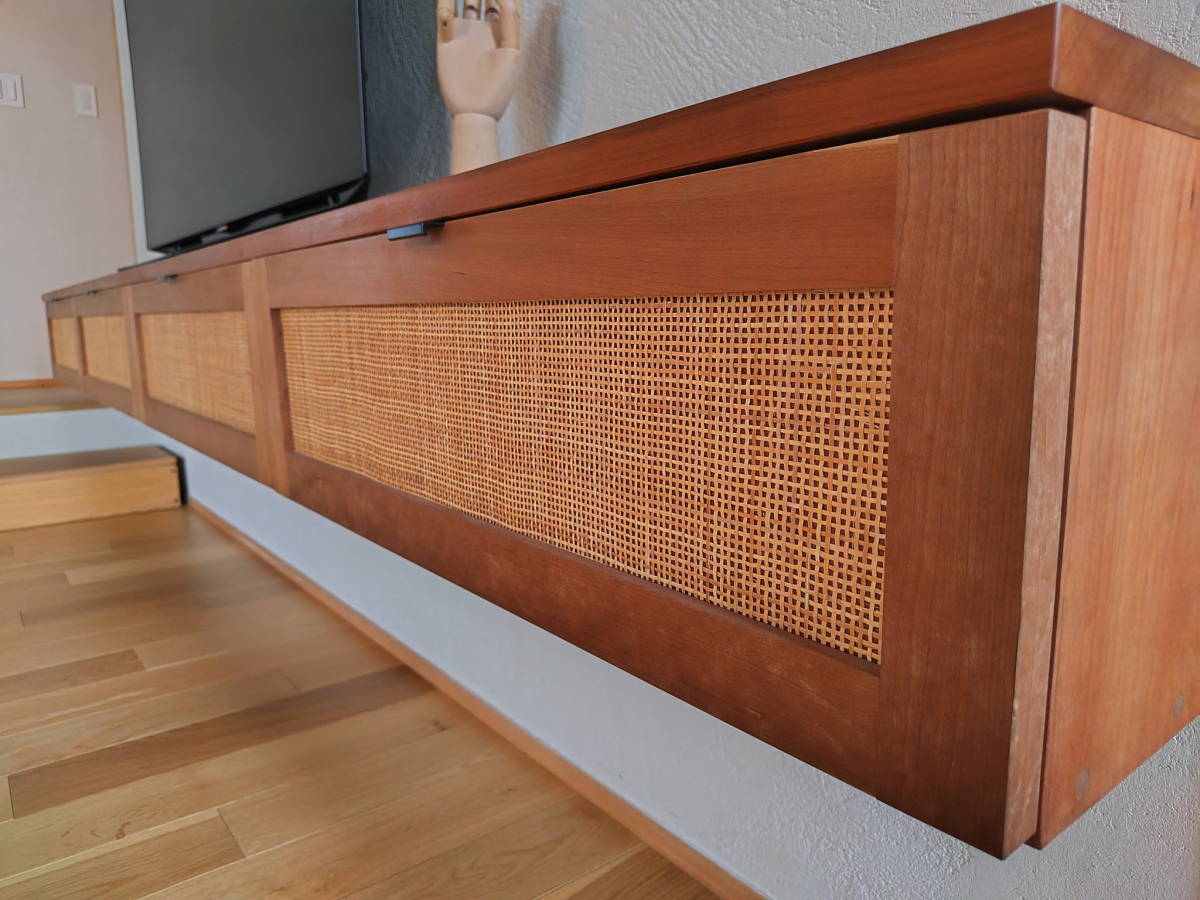 TAKAOZAIMOKUの造作テレビボードの施工後の写真1