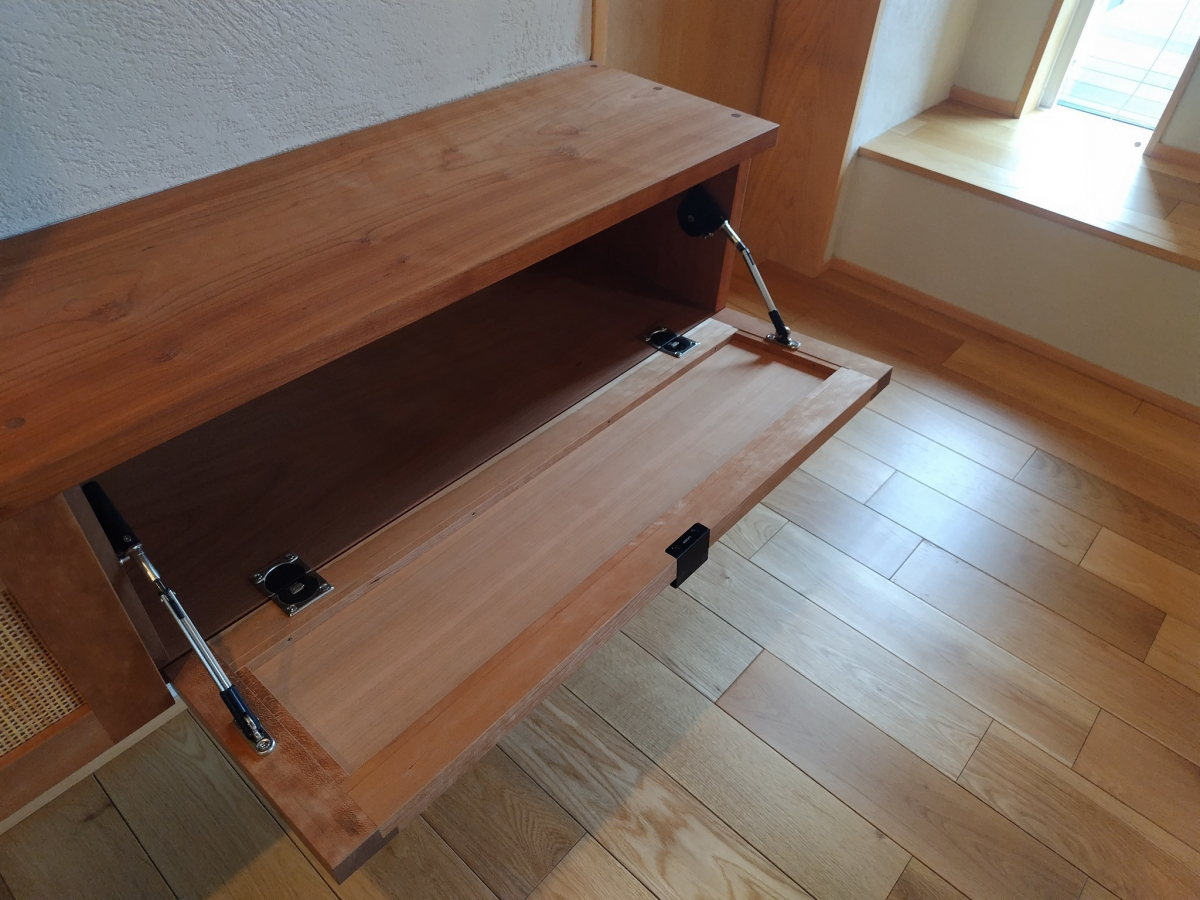 TAKAOZAIMOKUの造作テレビボードの施工後の写真3