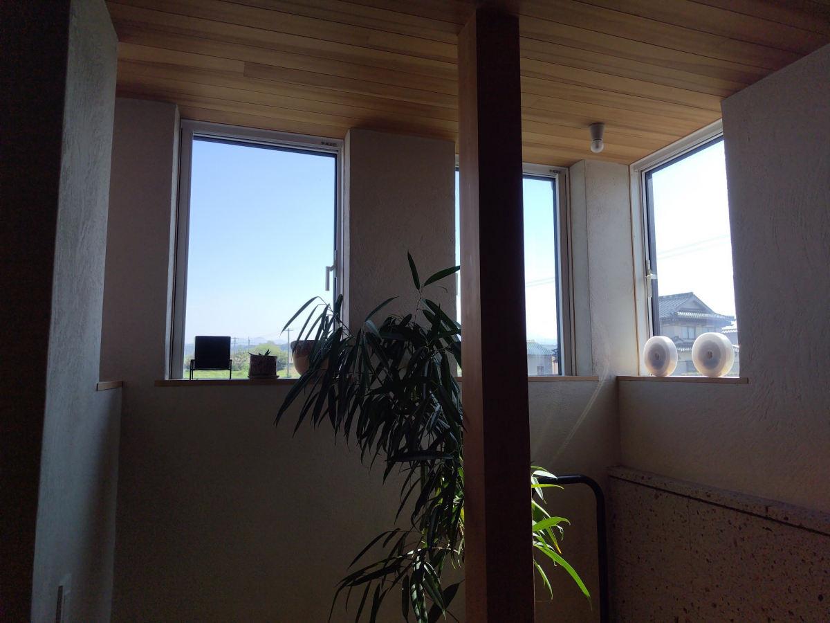 TAKAOZAIMOKUの天井ジャストで納めた排煙窓の施工後の写真1