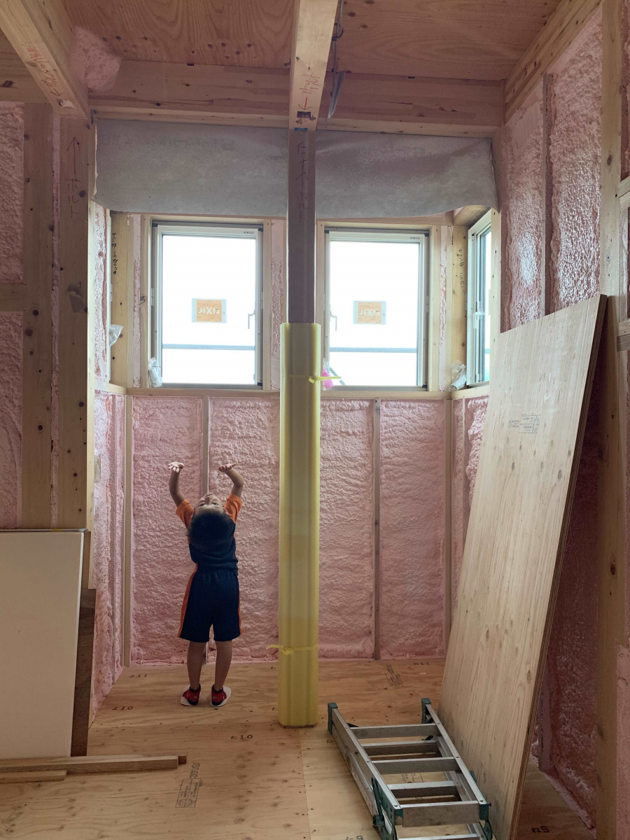 TAKAOZAIMOKUの天井ジャストで納めた排煙窓の施工前の写真1