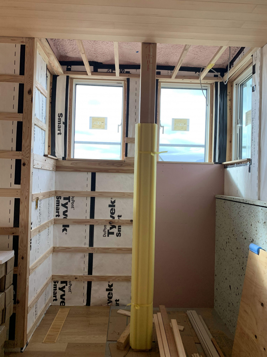 TAKAOZAIMOKUの天井ジャストで納めた排煙窓の施工前の写真2