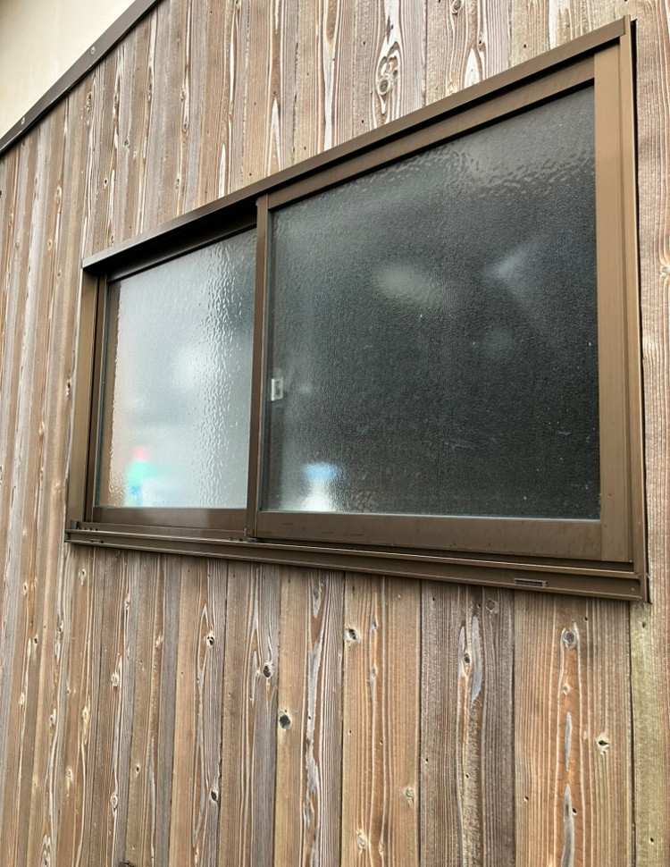 TAKAOZAIMOKUの塩害で朽ちた網戸を刷新 ― LIXILリフォーム網戸で快適な通風を再びの施工前の写真1