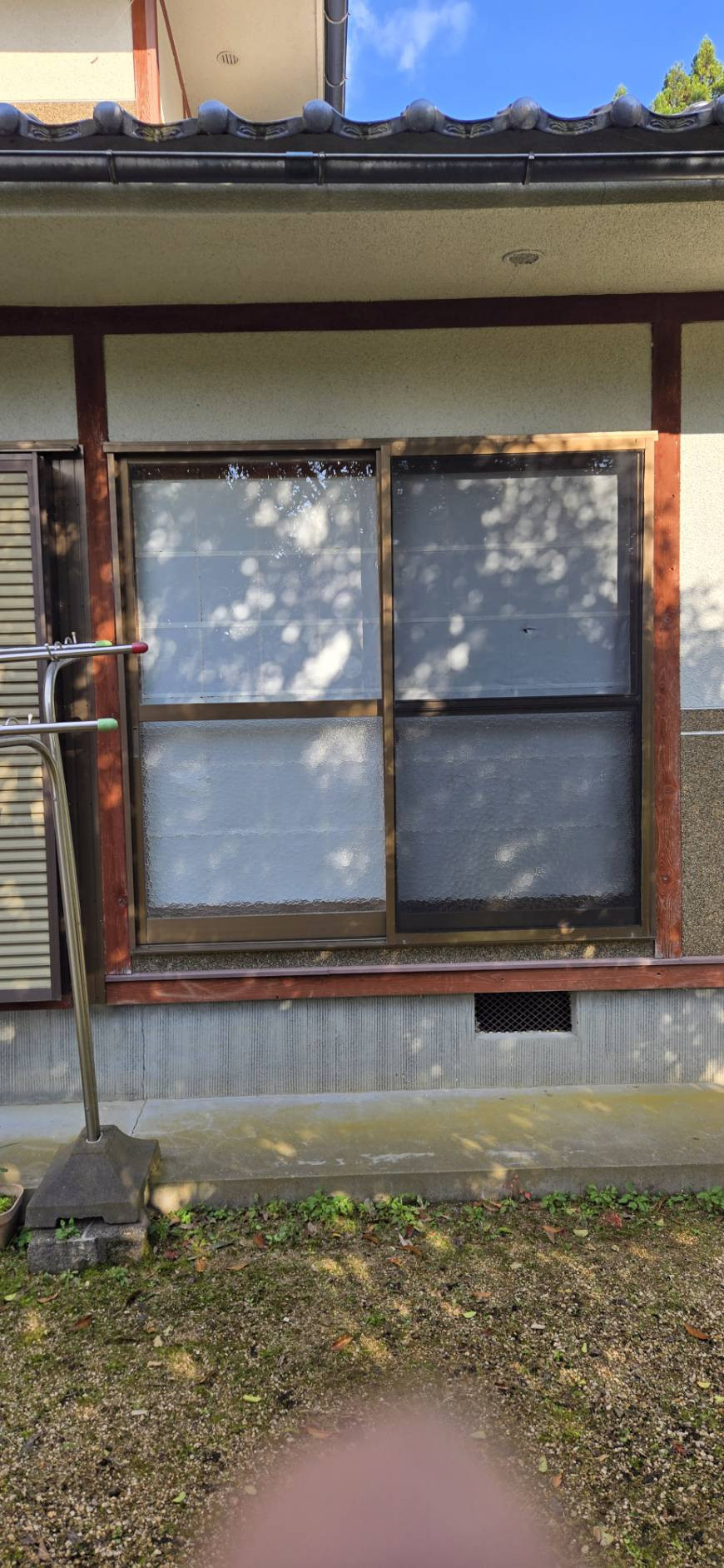 TAKAOZAIMOKUの隙間風・結露・老朽化したサッシを一新！LIXIL「サーモスⅡ-H」で快適な住まいへの施工前の写真1