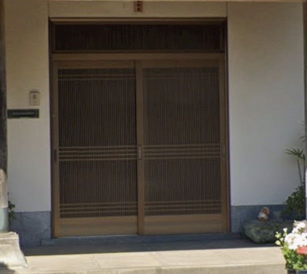 TAKAOZAIMOKUの玄関ドアの腐食を解消！LIXILリシェントで快適な玄関へリフォームの施工前の写真1