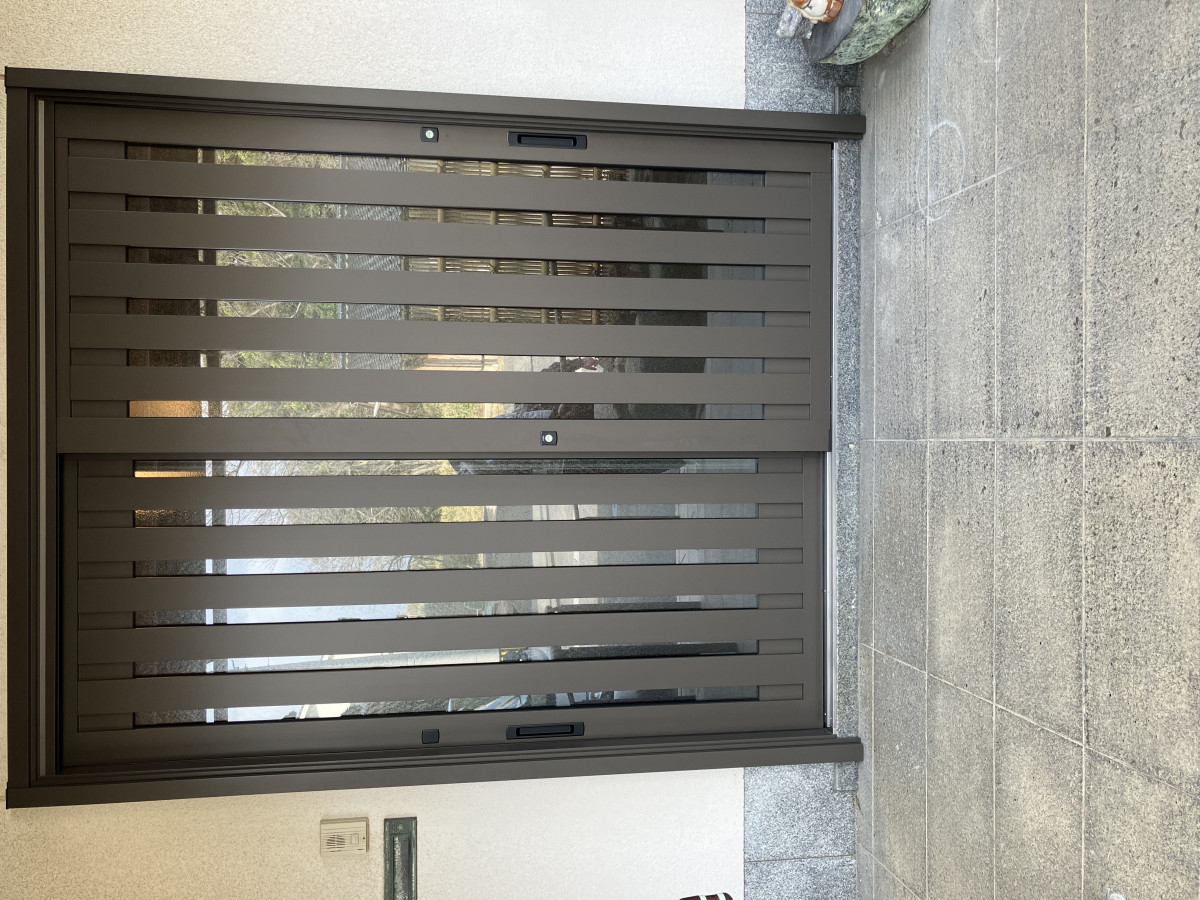 TAKAOZAIMOKUの玄関ドアの腐食を解消！LIXILリシェントで快適な玄関へリフォームのお客さまの声の写真1