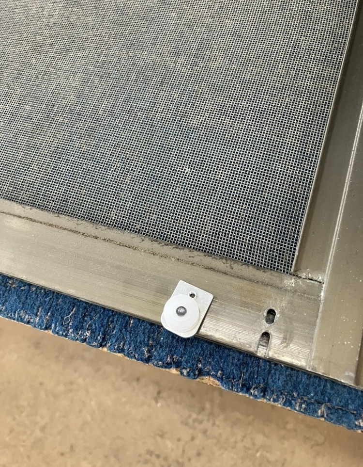 TAKAOZAIMOKUの重くて動かない網戸を改善！戸車交換でスムーズ開閉にの施工前の写真1