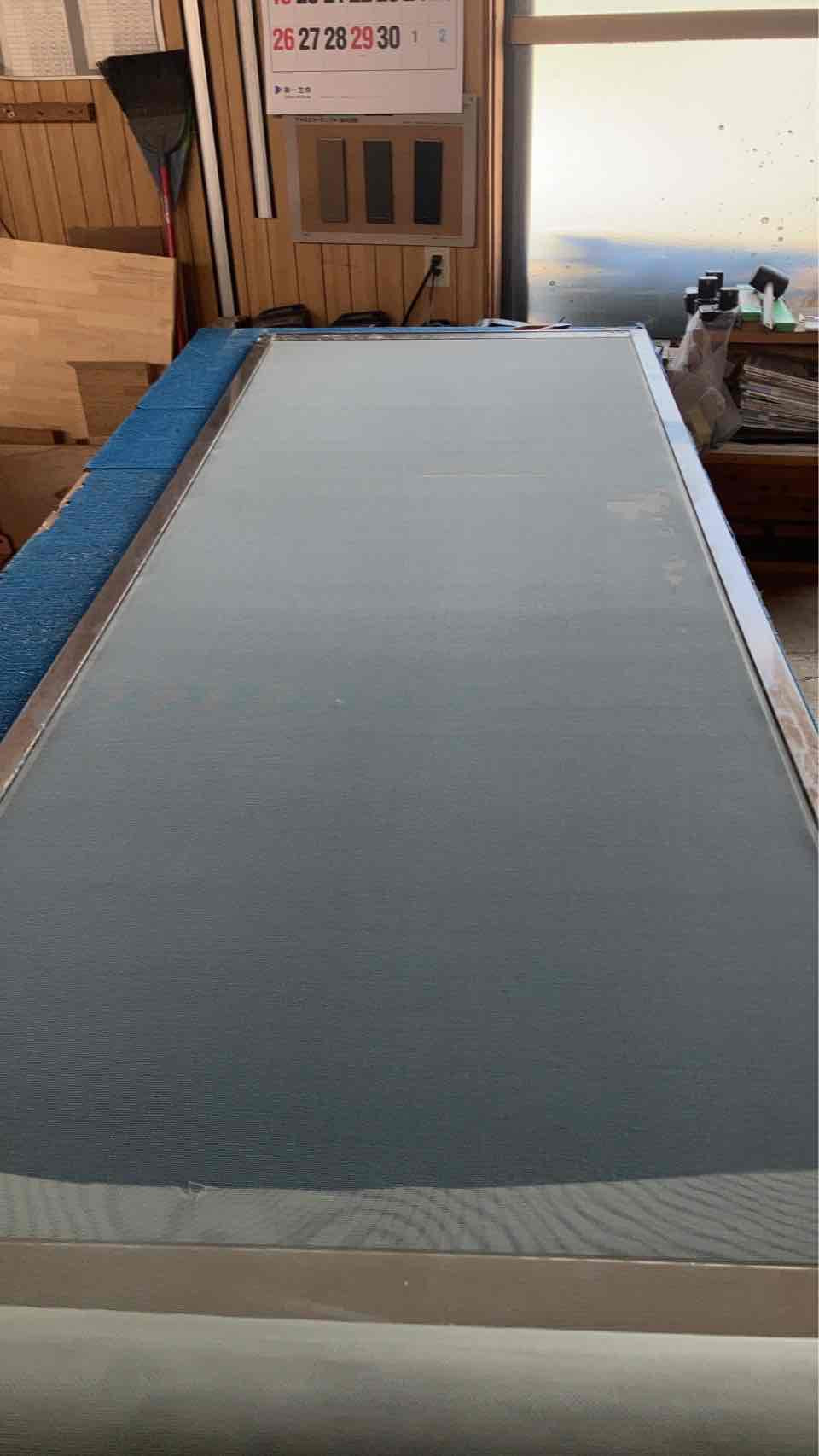 TAKAOZAIMOKUの掃き出し窓の網戸張替えの施工後の写真1