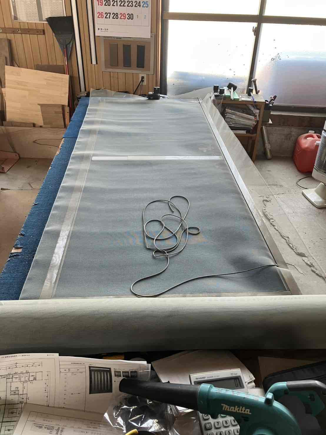 TAKAOZAIMOKUの掃き出し窓の網戸張替えの施工前の写真1