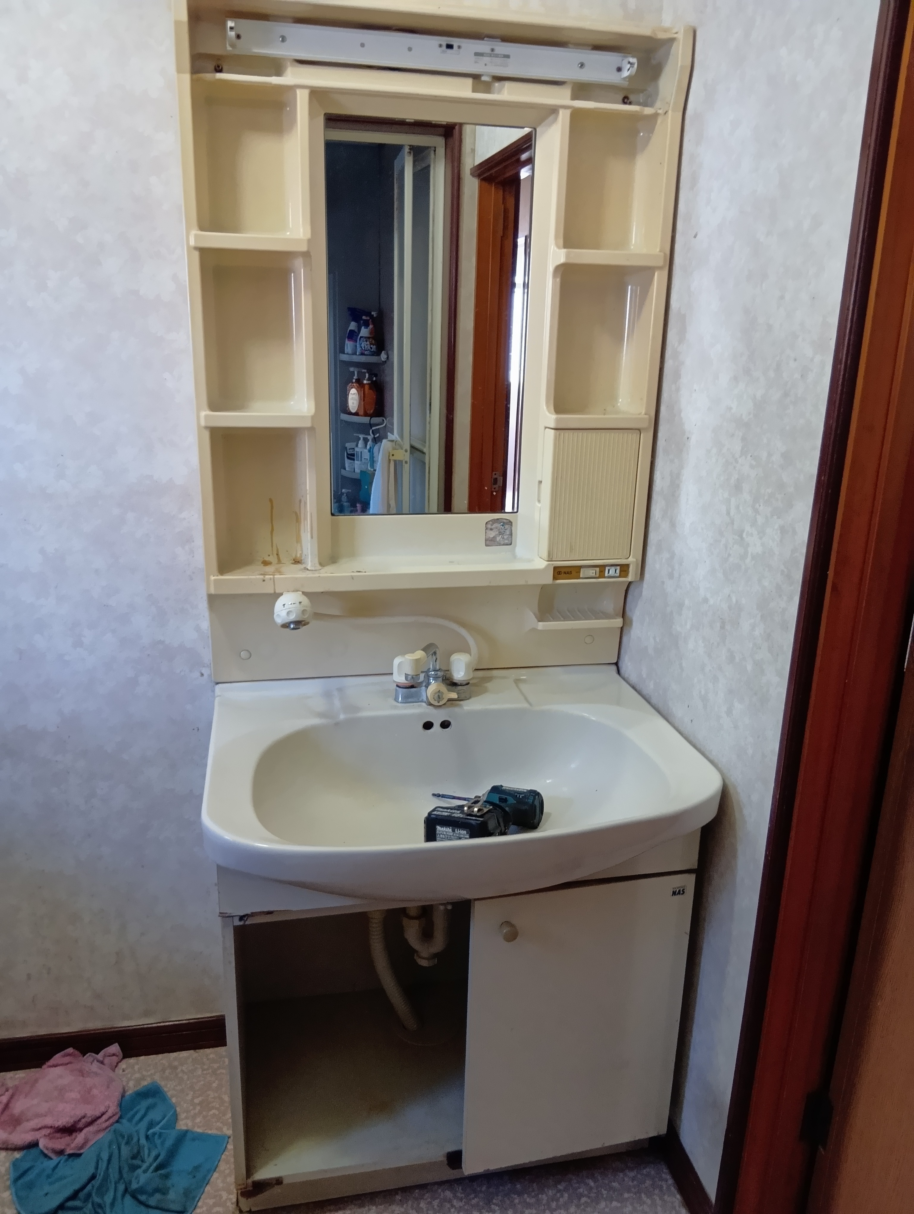 Riforma相模原店のU様邸　洗面化粧台交換工事の施工前の写真1