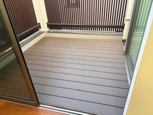 Riforma千葉店のベランダ改修　人工木デッキで、美しさが続く空間への施工後の写真1