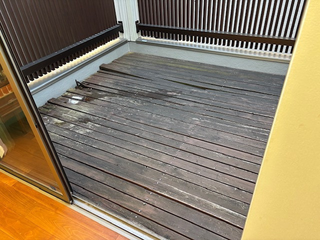 Riforma千葉店のベランダ改修　人工木デッキで、美しさが続く空間への施工前の写真1