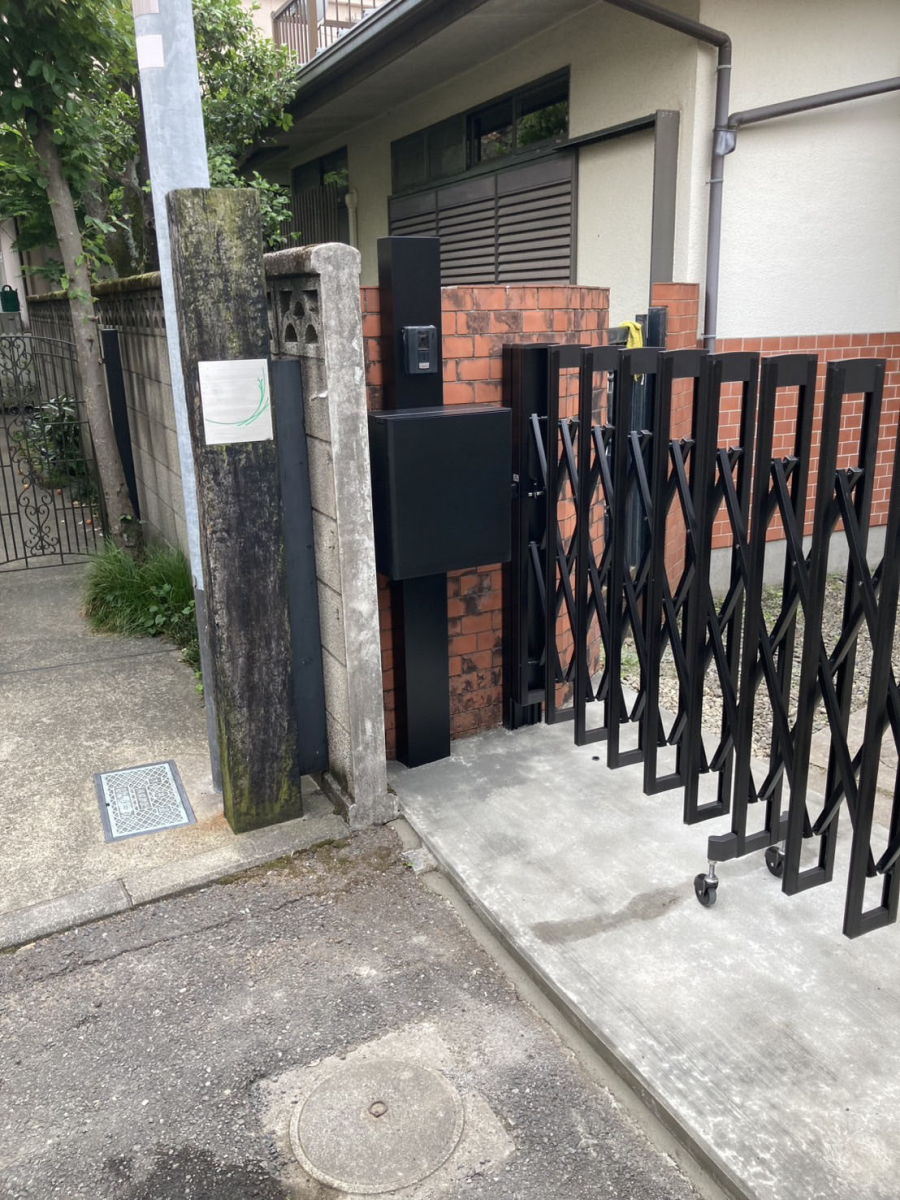 Riformaさいたま店の伸縮門扉で庭を駐車場にの施工後の写真2