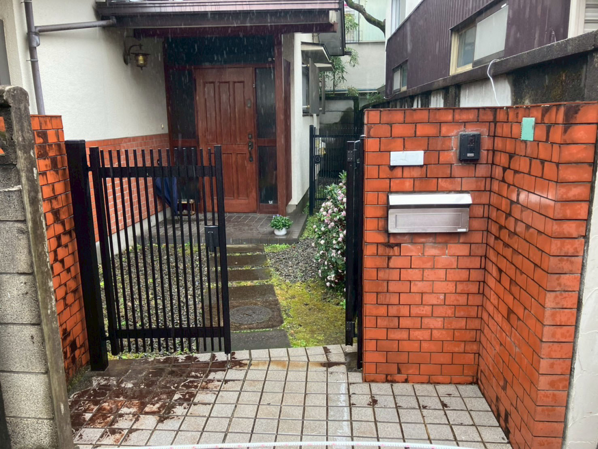 Riformaさいたま店の伸縮門扉で庭を駐車場にの施工前の写真1