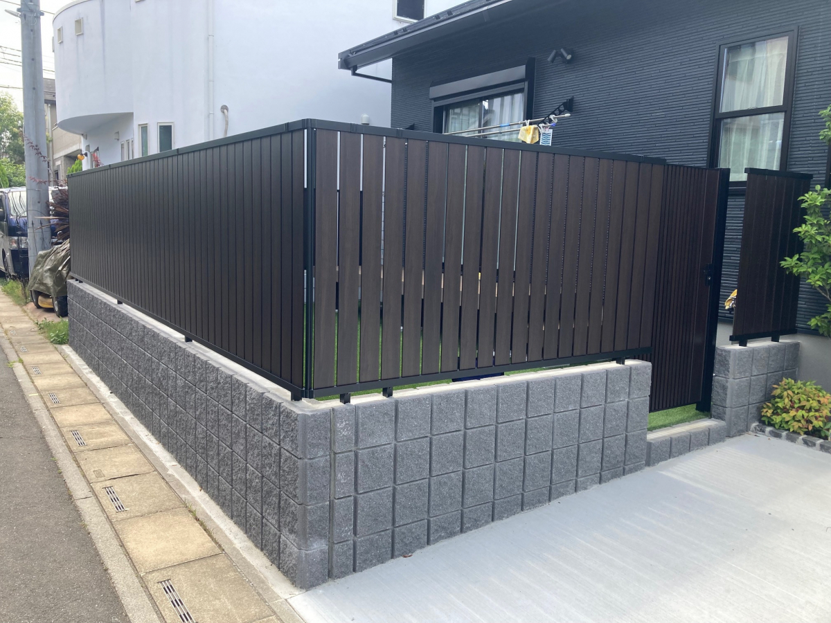 Riformaさいたま店の新築外構 お庭でリラックスするためには目隠しをの施工後の写真1