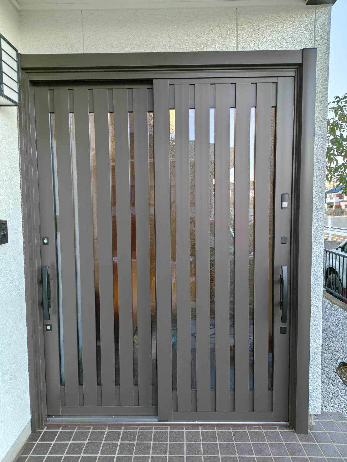 Riformaさいたま店の玄関引戸設置工事の施工後の写真1