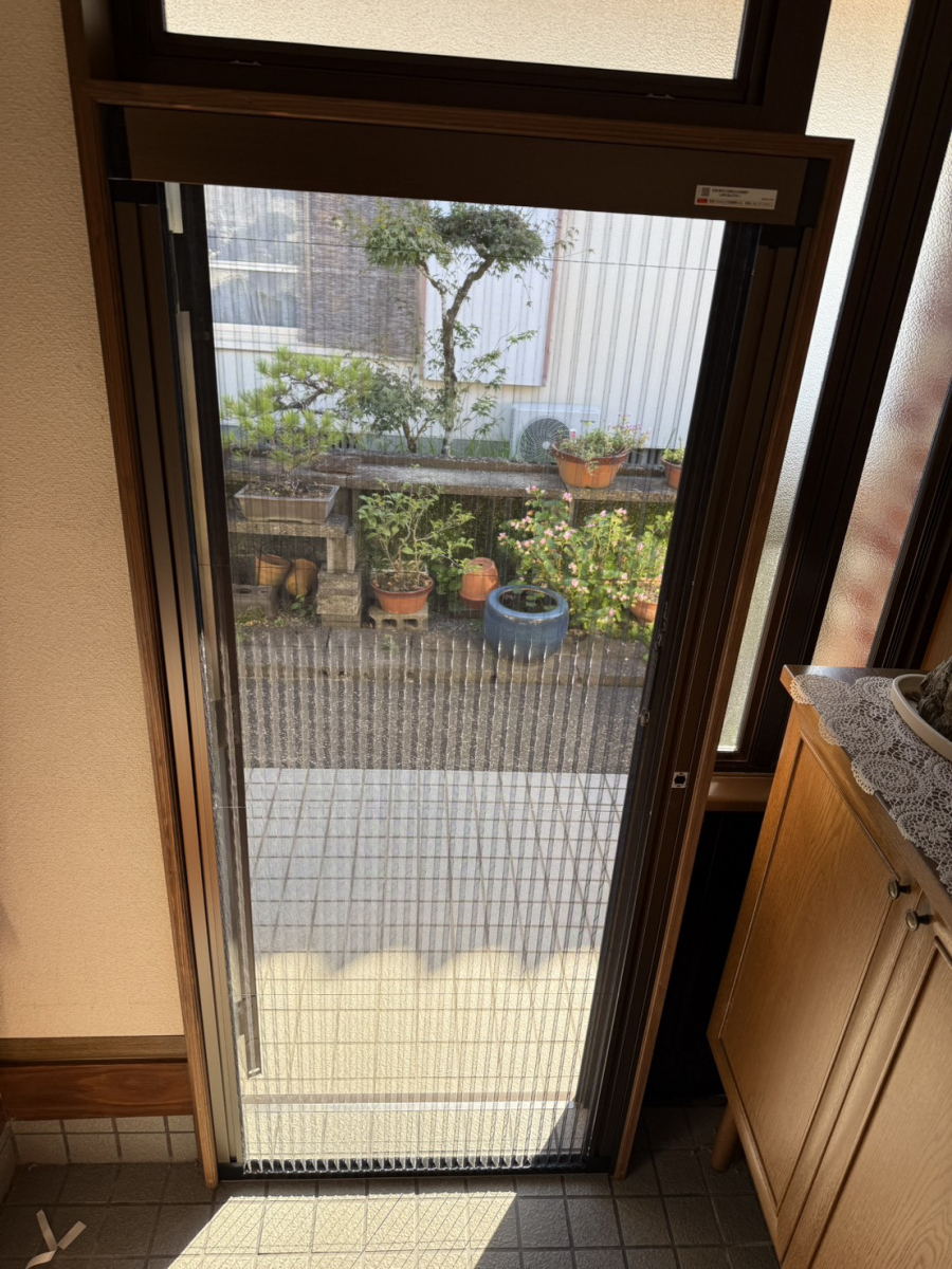 大野ガラス店の【西都市】玄関の網戸を新しくしました！の施工後の写真1