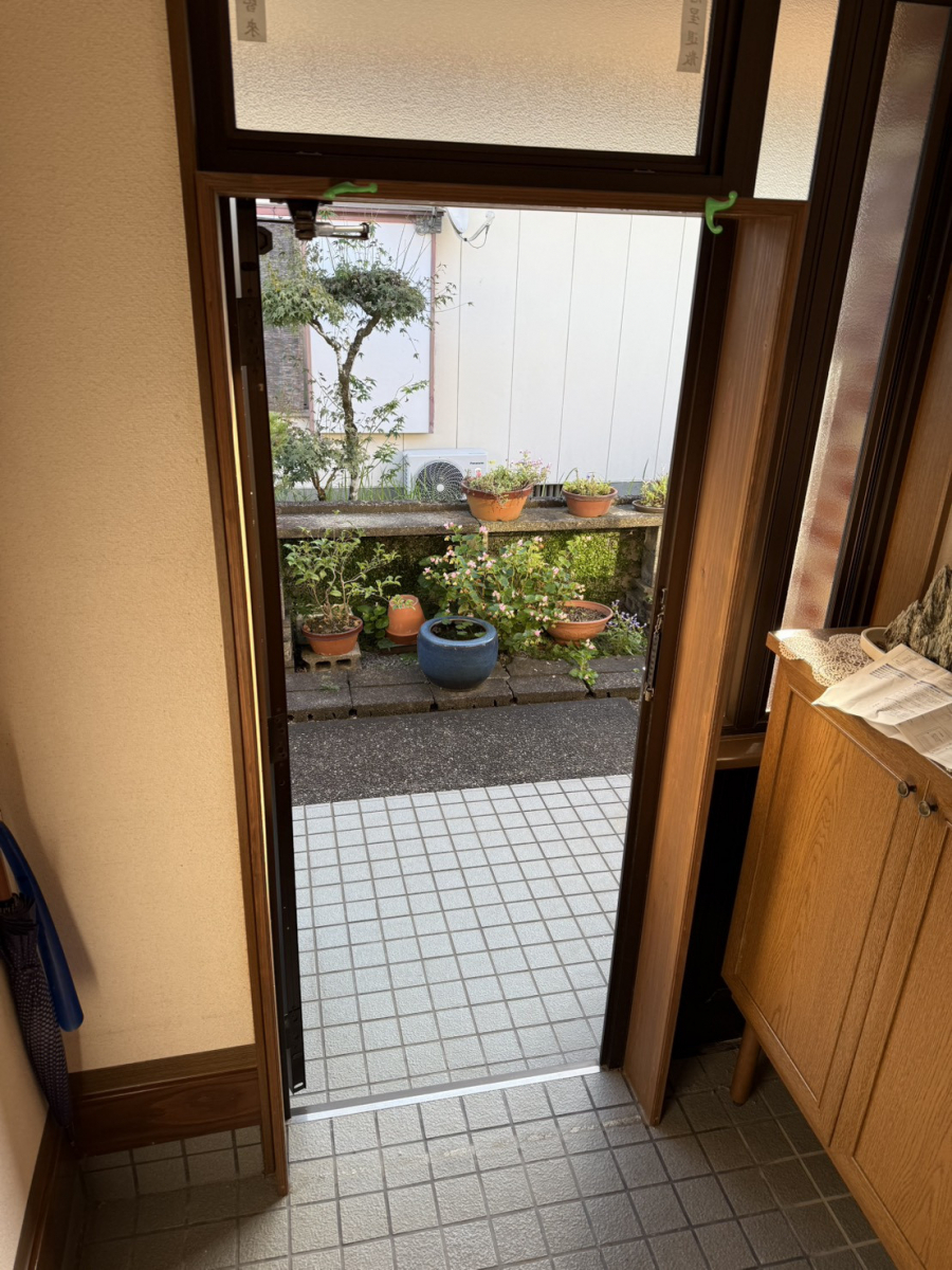 大野ガラス店の【西都市】玄関の網戸を新しくしました！の施工前の写真1