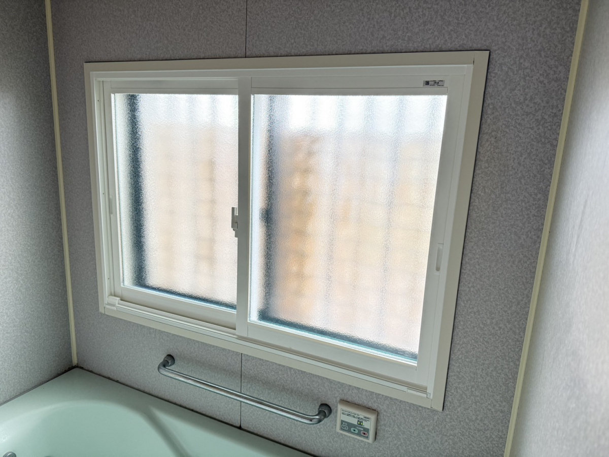大野ガラス店の【佐土原町】浴室の窓からの冷気をシャットアウト！の施工後の写真1