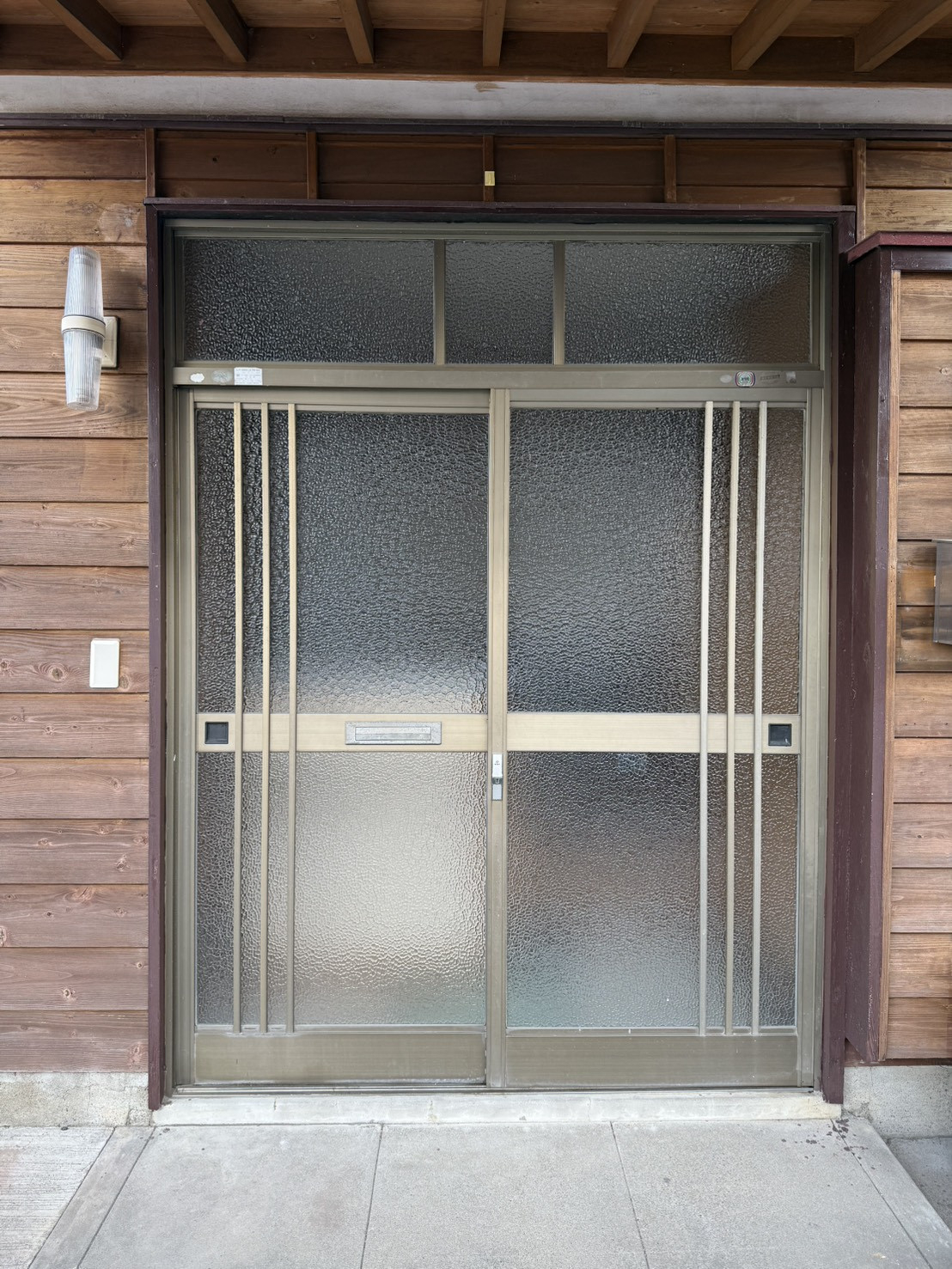 大野ガラス店の【西都市】玄関の引戸をドアにかえました！の施工前の写真1