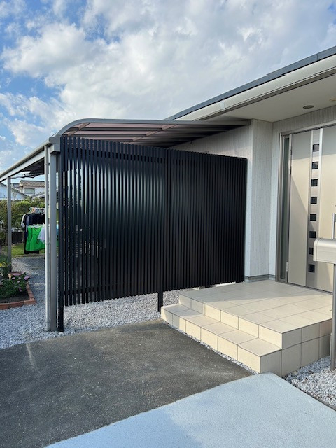 大野ガラス店の【西都市】目隠し格子で安心のお庭にの施工後の写真1