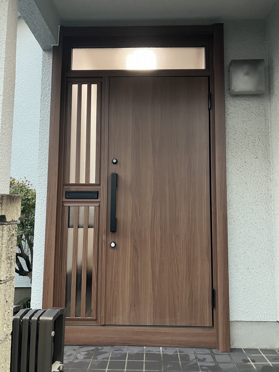 ドア太郎の柏≪アルミ製の玄関ドアは、冷たい…どうすれば…≫の施工後の写真1