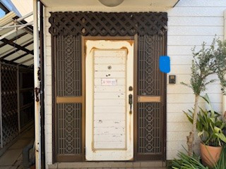 マルシンコミュニティー 松戸の開きドアから引き戸への施工前の写真1