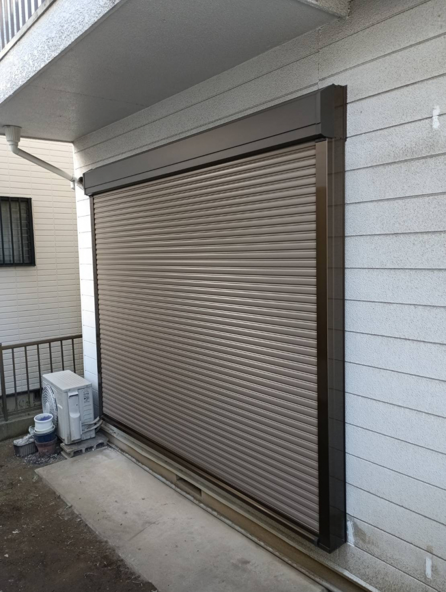 マルシンコミュニティー 松戸の雨戸から電動シャッターに(^^)/の施工後の写真1