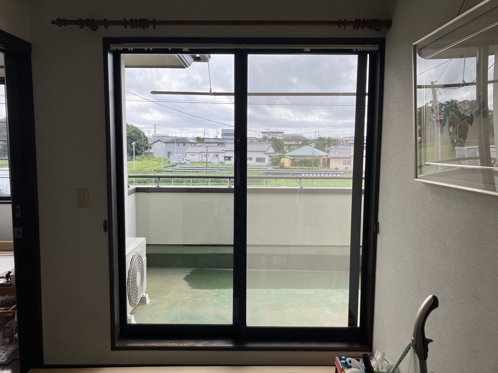 クリエイトの廊下の騒音と暑さを解消！LIXILインプラス内窓設置で快適空間を実現｜補助金活用で工事費もお得の施工前の写真1