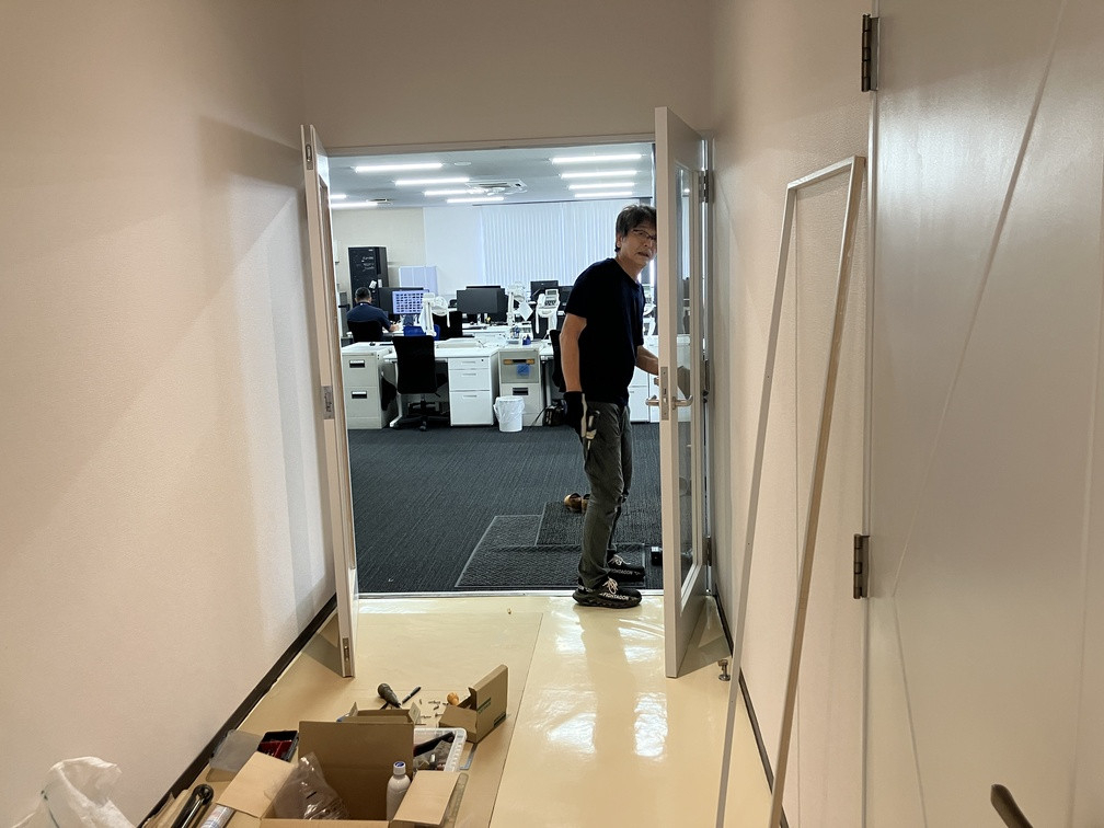 クリエイトの🏢 工場の顔を一新！事務所入口をガラス扉で快適にの施工後の写真2