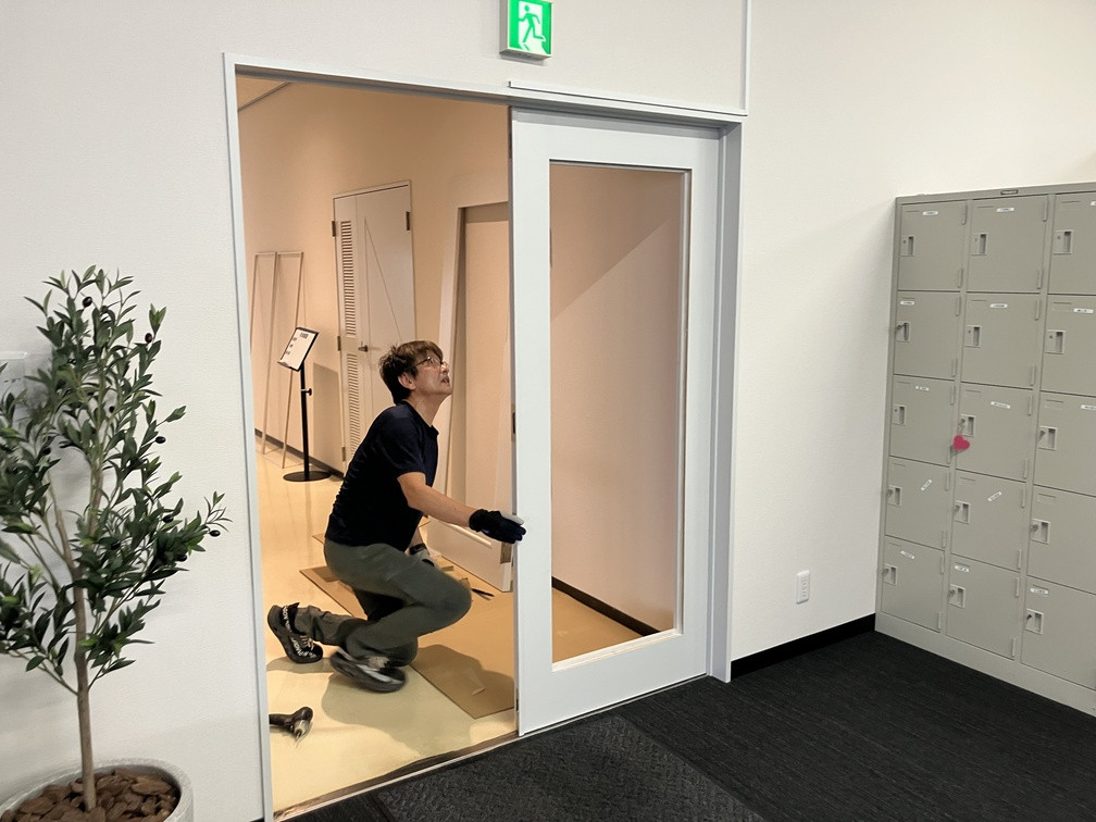 クリエイトの🏢 工場の顔を一新！事務所入口をガラス扉で快適にの施工後の写真3