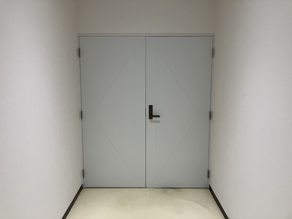 クリエイトの🏢 工場の顔を一新！事務所入口をガラス扉で快適にの施工前の写真1