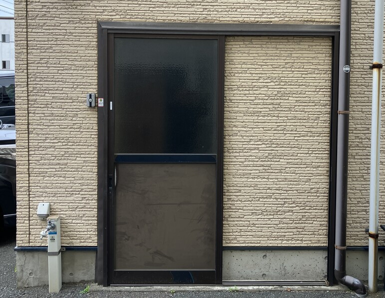 クリエイトの■ 住居専用の玄関がない悩みを特注工事で解決!の施工前の写真1