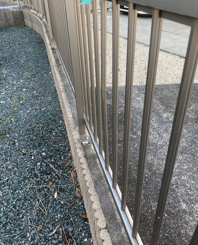 クリエイトの子育て世帯必見！壊れたフェンス交換で安心と快適を取り戻しました ✨の施工前の写真2