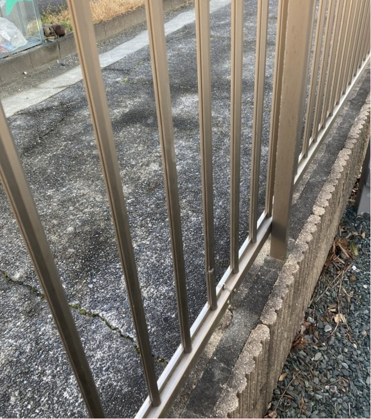 クリエイトの子育て世帯必見！壊れたフェンス交換で安心と快適を取り戻しました ✨の施工前の写真3