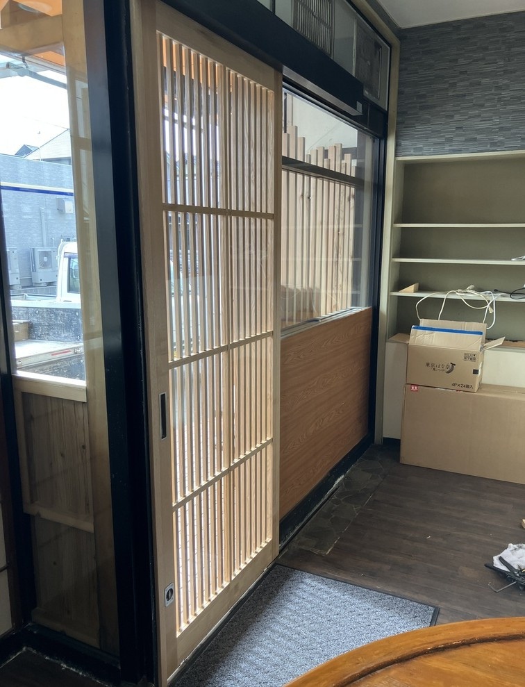 クリエイトの磐田市「めじ坊」　和食店にぴったりの木製入口ドア施工事例の施工後の写真3