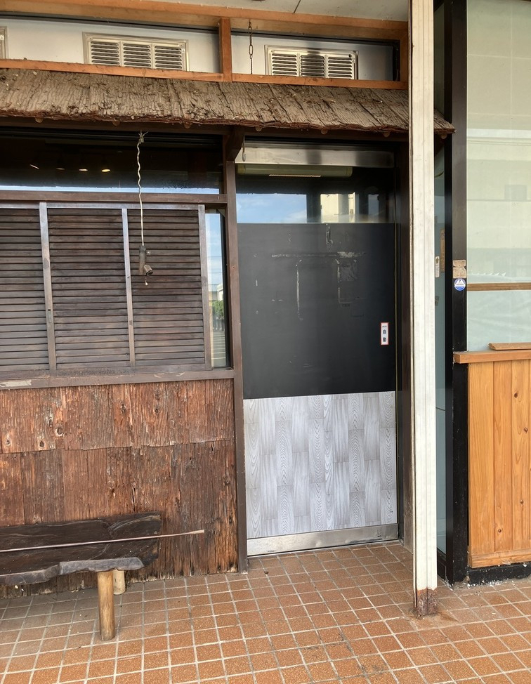 クリエイトの磐田市「めじ坊」　和食店にぴったりの木製入口ドア施工事例の施工前の写真1