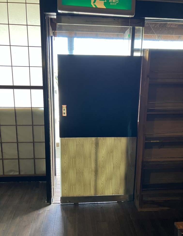 クリエイトの磐田市「めじ坊」　和食店にぴったりの木製入口ドア施工事例の施工前の写真2