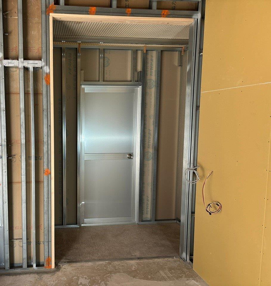 クリエイトの天井までの親子框ドアで明るく開放的に！室内リフォーム施工事例の施工前の写真1