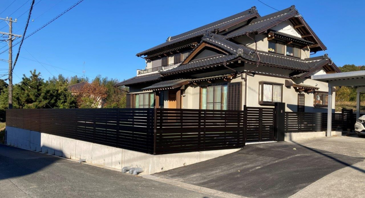 クリエイトの入母屋和風住宅に映える横板格子フェンスと門扉の外構リフォーム施工事例（レジリアYK3型）の施工後の写真1