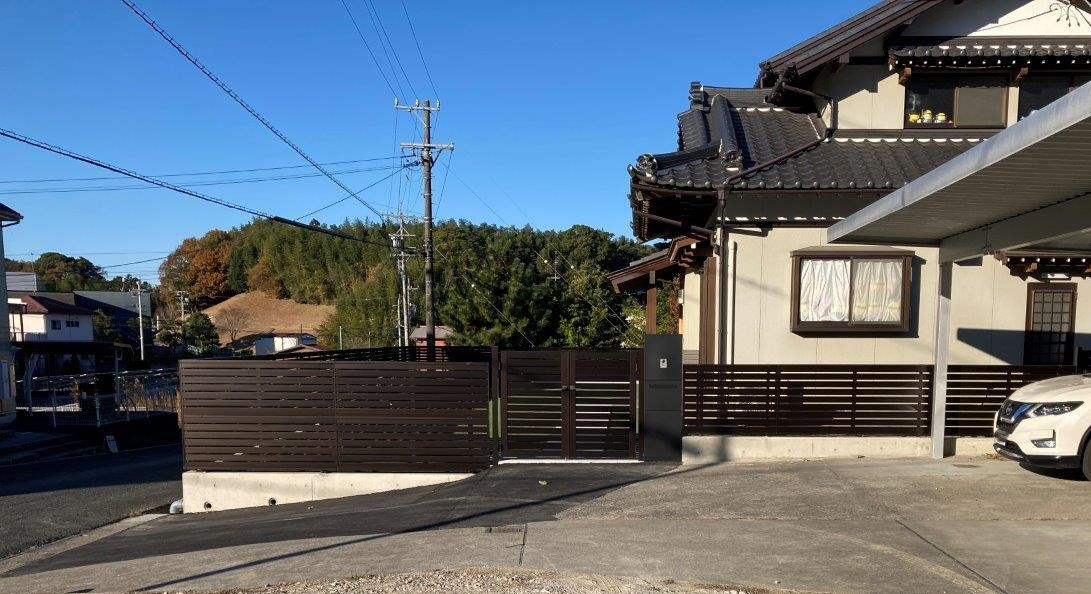クリエイトの入母屋和風住宅に映える横板格子フェンスと門扉の外構リフォーム施工事例（レジリアYK3型）の施工後の写真2