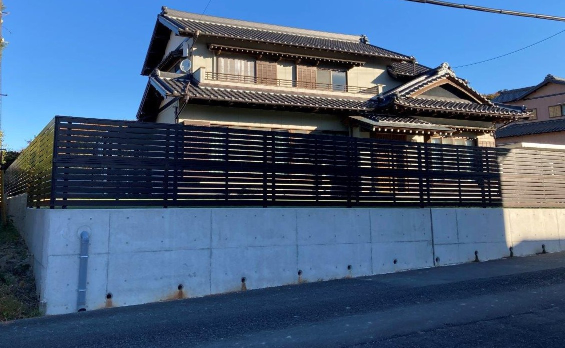 クリエイトの入母屋和風住宅に映える横板格子フェンスと門扉の外構リフォーム施工事例（レジリアYK3型）の施工後の写真3